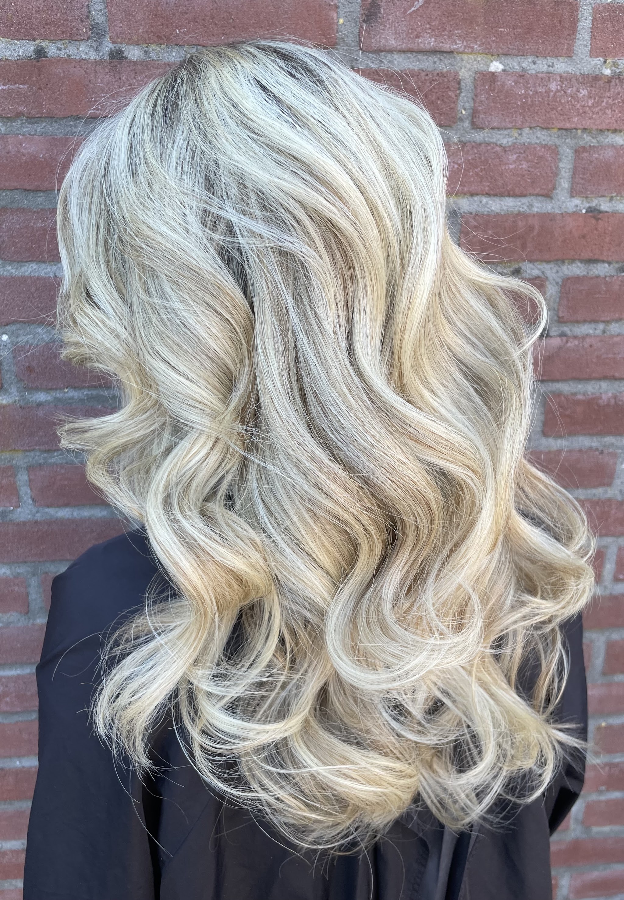 Blonde lokken met zachte, afgewerkte krullen