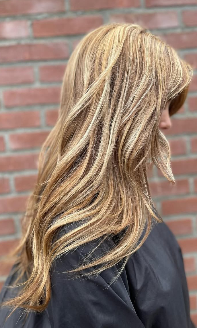Lange blonde highlights met een zachte slag